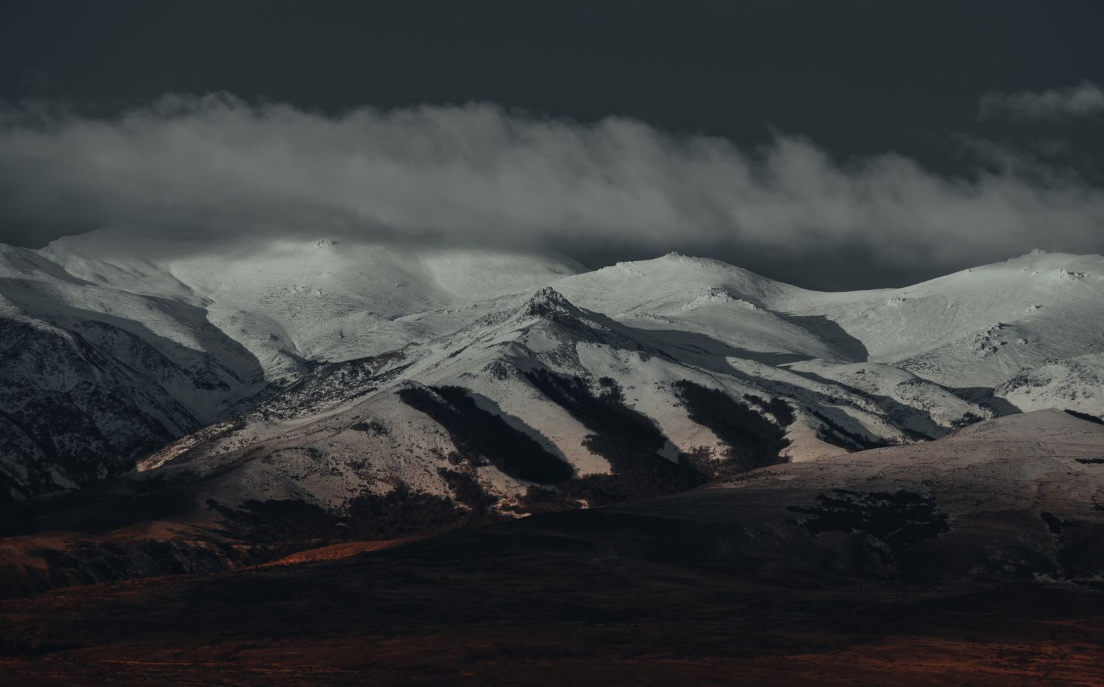 Mountain Covered with Snow — Support: Regentag-Backupplan: Indoor-Attraktionen vom Hostelbett recherchiert.