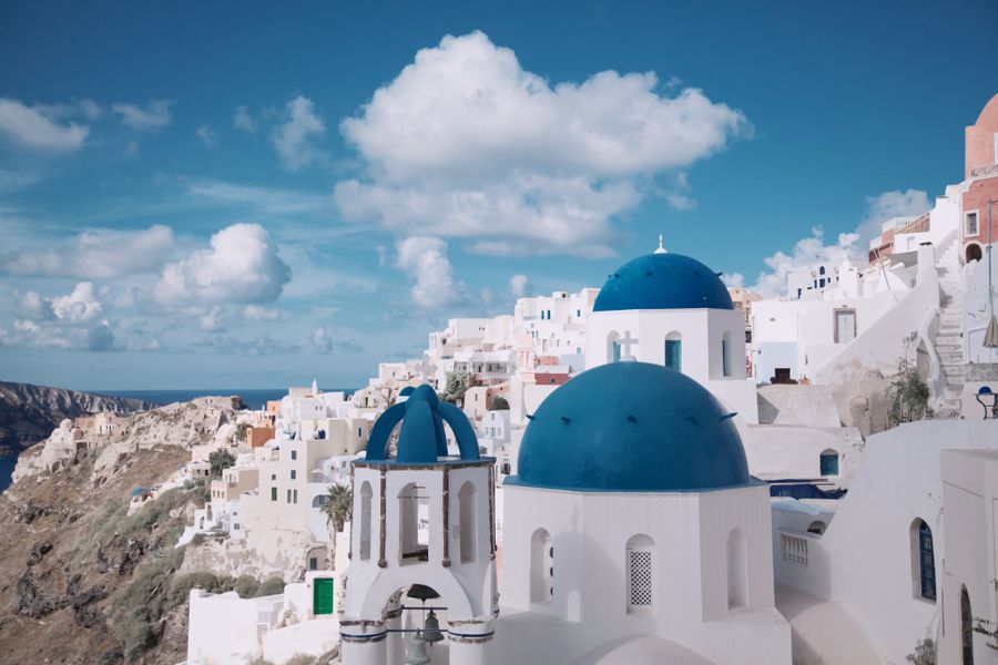 photo of santorini greece — Souvenirjagd in Luxembourg mit Live-Währungsumrechnung in der Tasche.