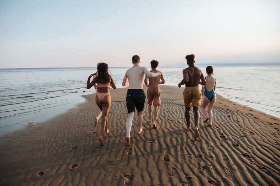 teenagers running towards sea — Abdeckungsfragen, Tarifmathe, Installationshilfe — ein Gespräch deckt alles ab.