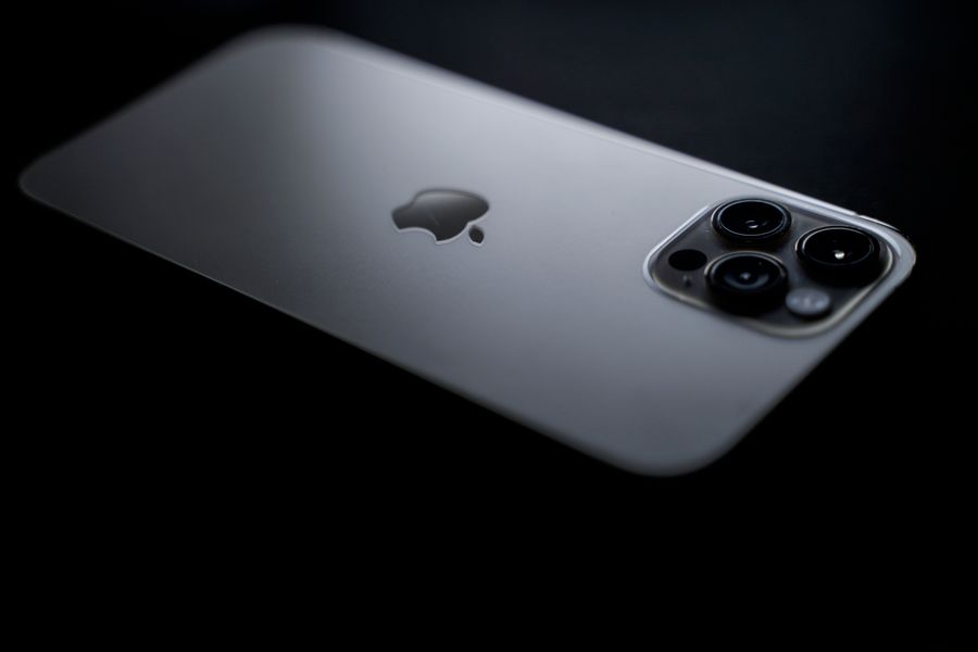 silver iphone on black surface — Developers: Stadtlichter nach Einbruch der Dunkelheit — der eSIM ist die Uhrzeit egal.