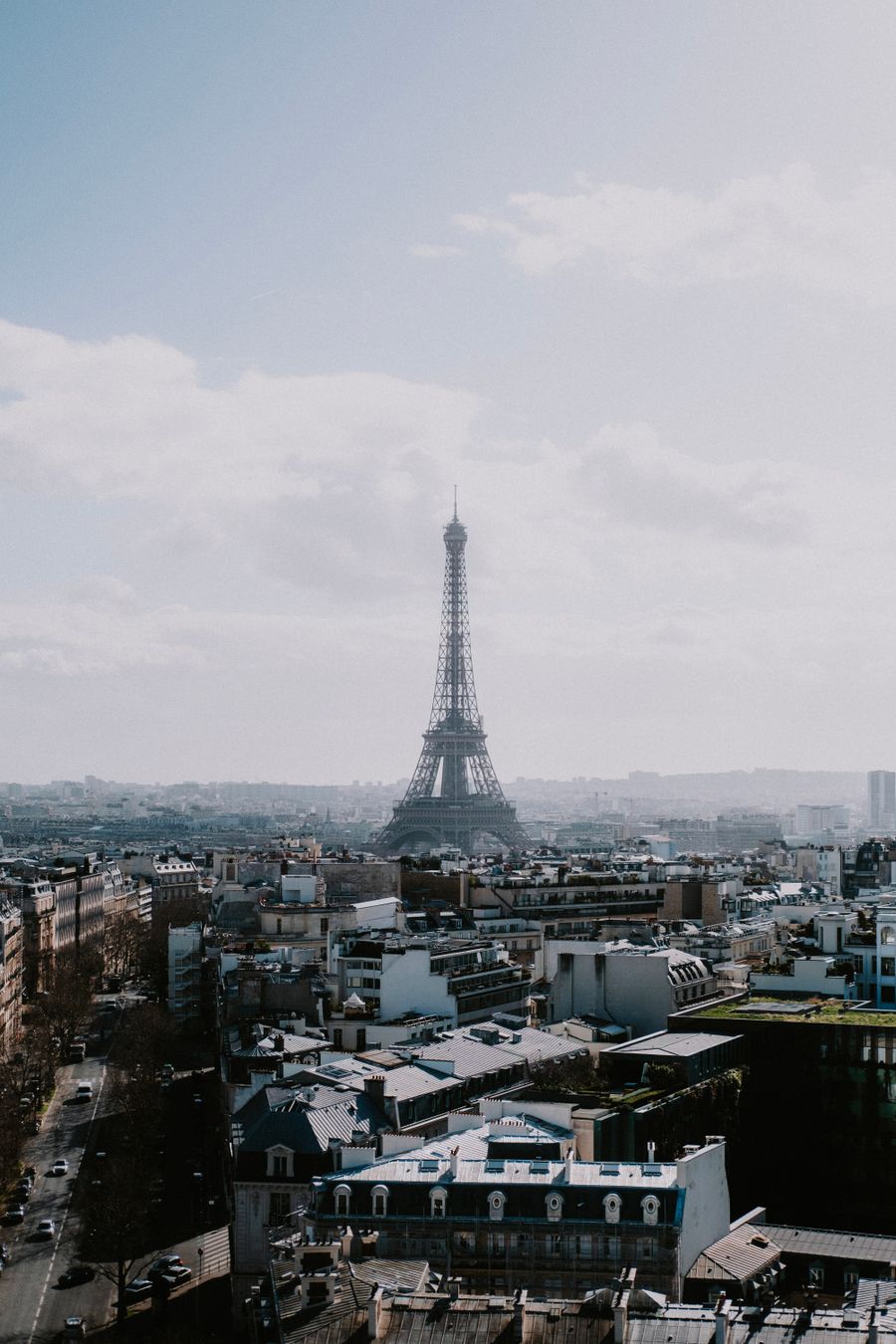 clouds around eiffel tower — „Kann ich meine Nummer behalten?“ — Ja, die eSIM ist data-first.