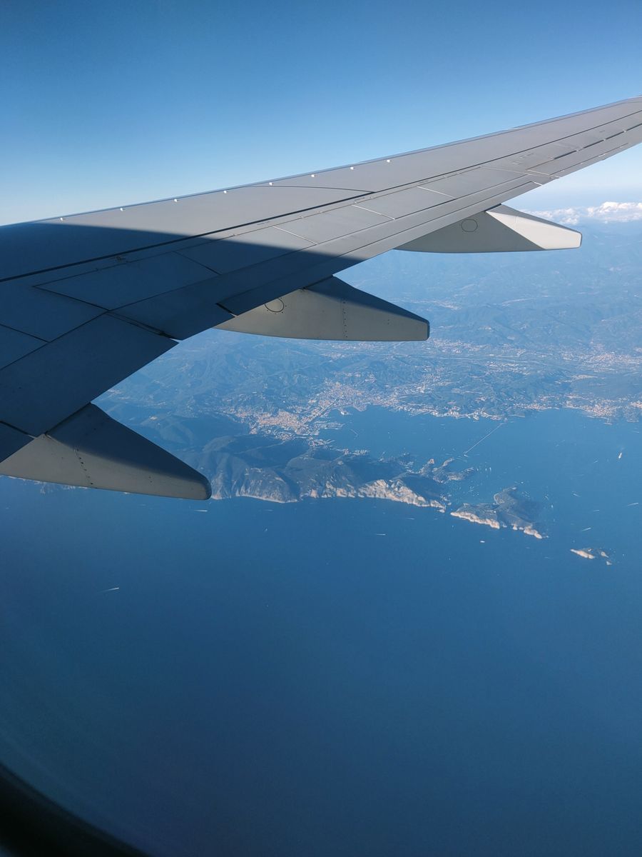 aircraft wing in close up shot — Duty-free-Stöbern: Preise gegen zuhause gecheckt, bevor gekauft wird.