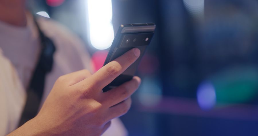 a person holding black smartphone — Troubleshooting zuerst: Flugmodus umschalten, eSIM-Leitung prüfen, Agent fragen.