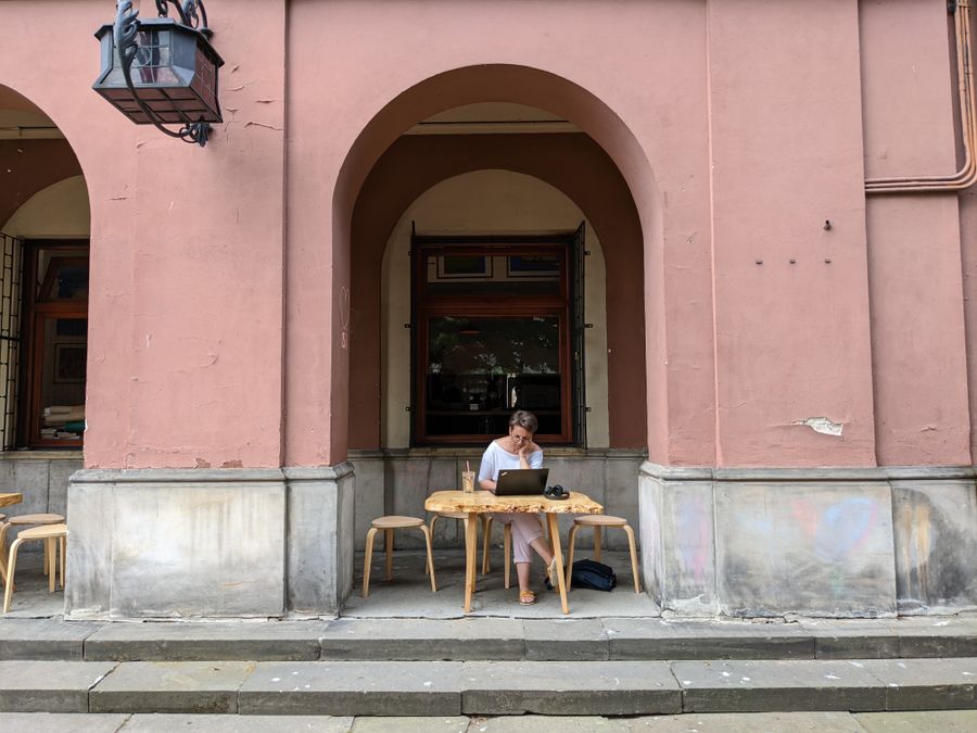 a woman using a laptop while sitting on a chair — Touchdown in Liechtenstein: Die eSIM verbindet, bevor Sie die Fluggastbrücke verlassen haben.