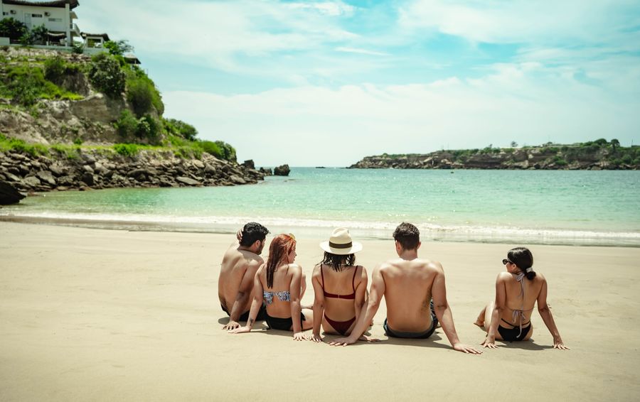a group of friends on the seashore — Inselhopping bei Luxembourg: Fähren gebucht, Strände gefunden, Signal voll.