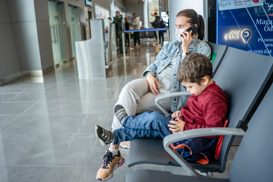 mother and son waiting at the airport — Festivals in Luxembourg: Treffpunkt gepinnt, Freunde in der Menge gefunden.
