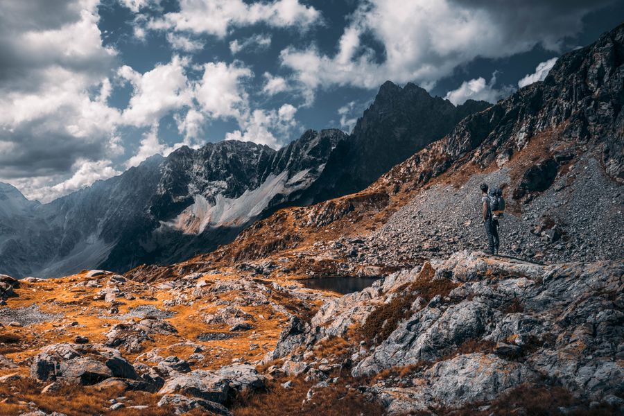 hiker standing on rocky mountain — Prepaid-Daten, sichtbar und endlich — das Gegenteil von Roaming.