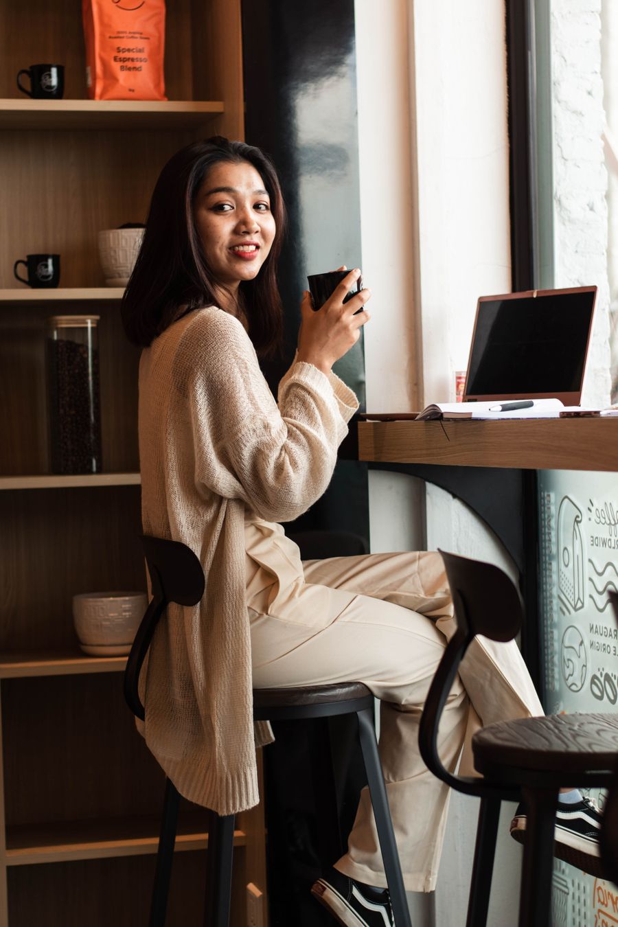 a woman holding a coffee — Küstenstraßen jenseits von COUNTRY: Die Karte hält Schritt, wo immer Sie roamen.
