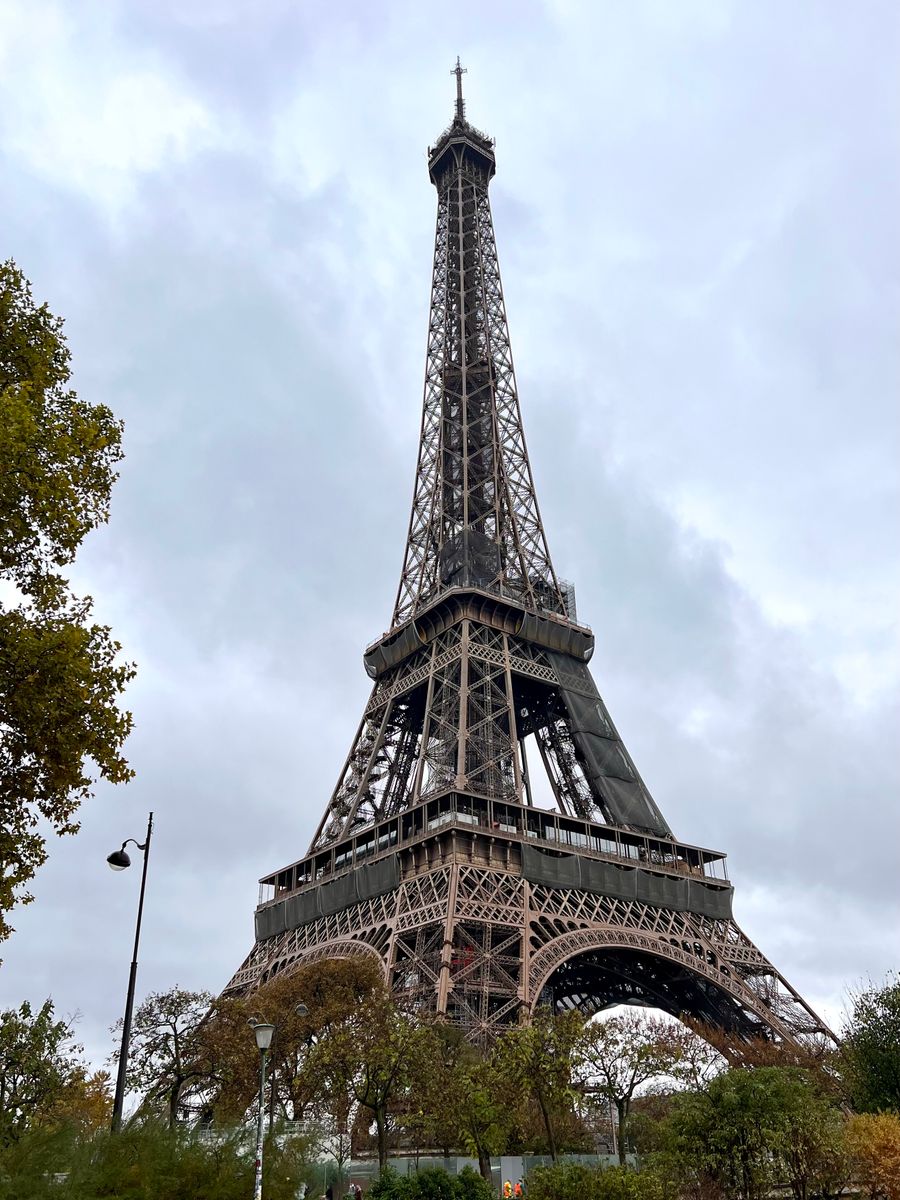 low angle photo of eiffel tower under cloudy sky — Der Luxembourg-Zwischenstopp: arbeiten, streamen und chatten, alles abgedeckt.