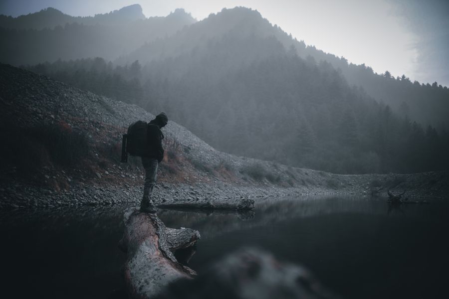 a man standing on wood log — Liechtenstein, voll kartiert — Navigation funktioniert, sobald Sie draußen sind.