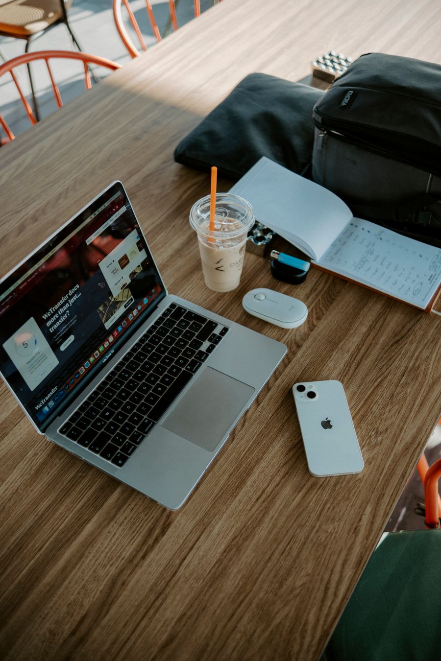 mobile office in cafe
