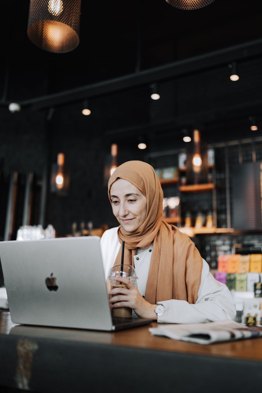 woman using laptop at cafe — Sonnenaufgangswanderungen beginnen mit dem Wettercheck — Daten an, Stiefel an.