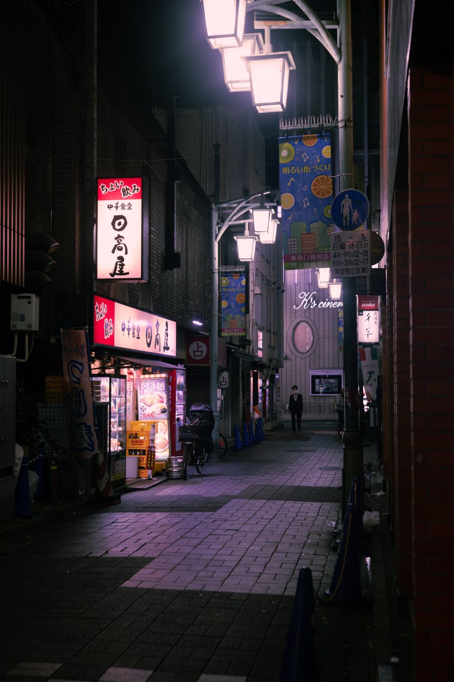 narrow alley in city at night — Datenroaming für die eSIM-Leitung einschalten — das ist die ganze „Aktivierung“.