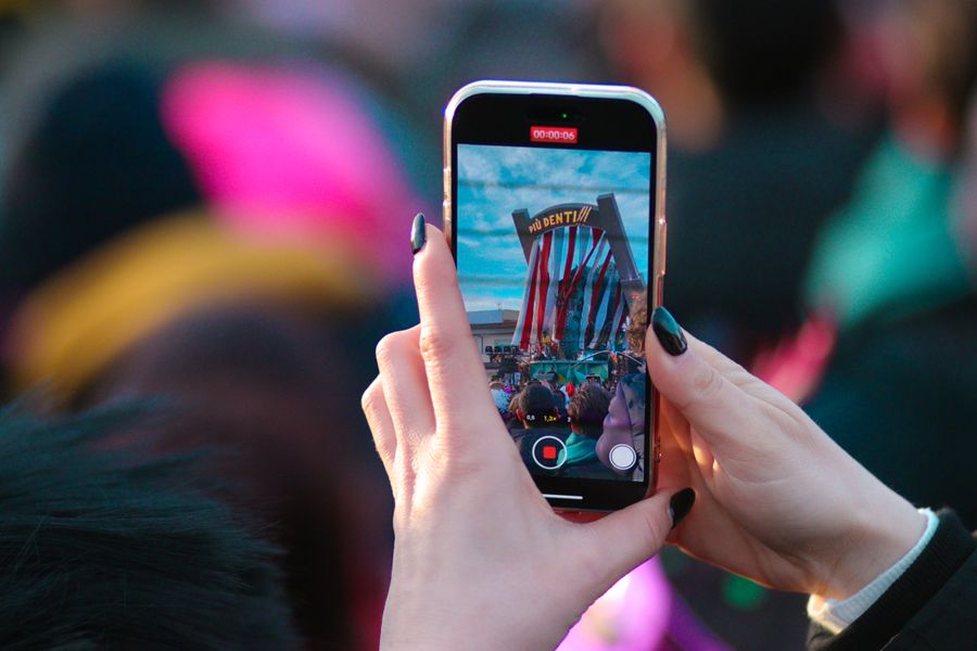 woman taking a picture by mobile phone — 24/7, in sechs Sprachen — der Agent schläft nie, steht nie Schlange.