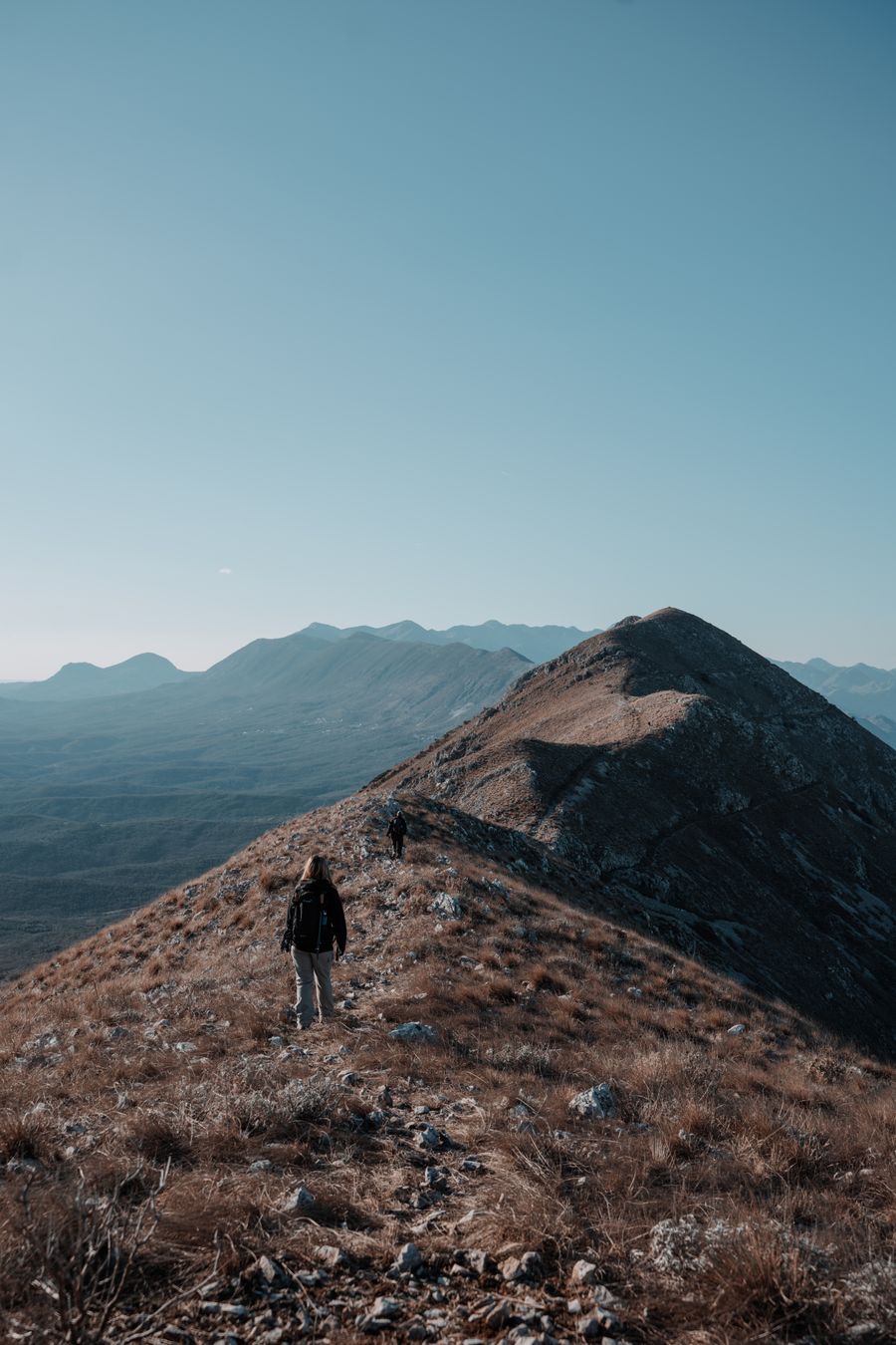 woman hiking on hill — Docs: Die Docs antworten, bevor Sie fragen — erst suchen, es ist schnell.
