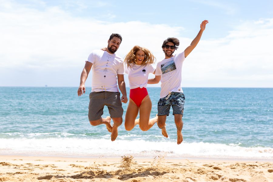two men and one woman jumping near shore — Changelog: Das Changelog macht nie Marketing — es sagt nur, was sich geändert hat.