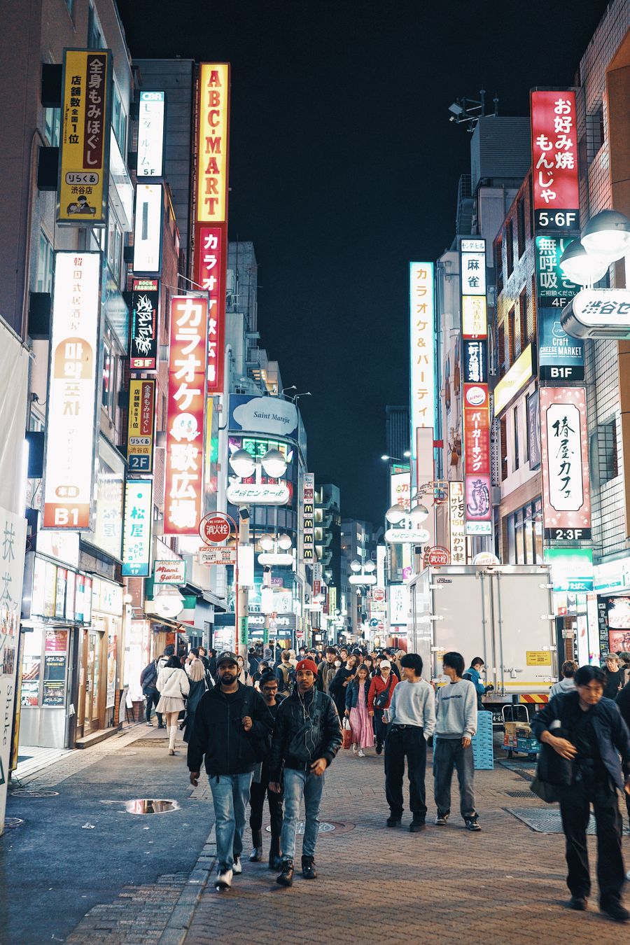 view of a crowded shibuya district at night tokyo japan — Echte Reisen, echte Konnektivität — dafür ist das Produkt da.