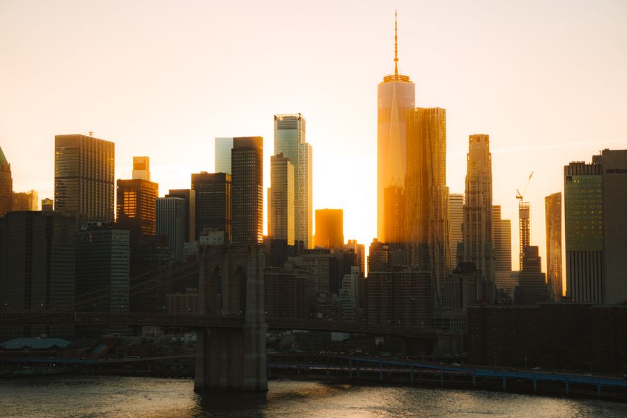 rising sun behind nyc downtown — Das Fensterplatz-Büro: Mails irgendwo über dem Ozean gesendet.