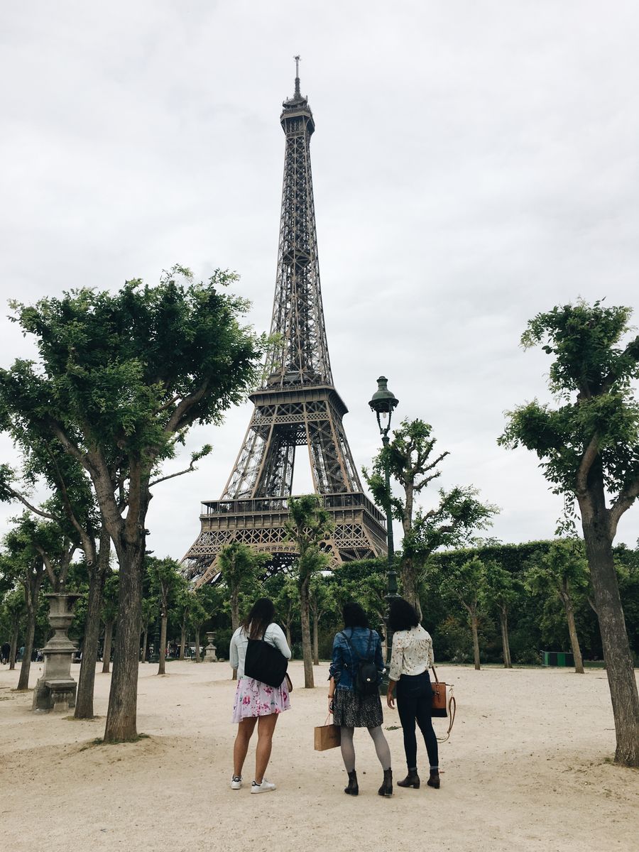 three women watching the eiffel tower — Gruppenchats bleiben über jede Grenze um Switzerland live.