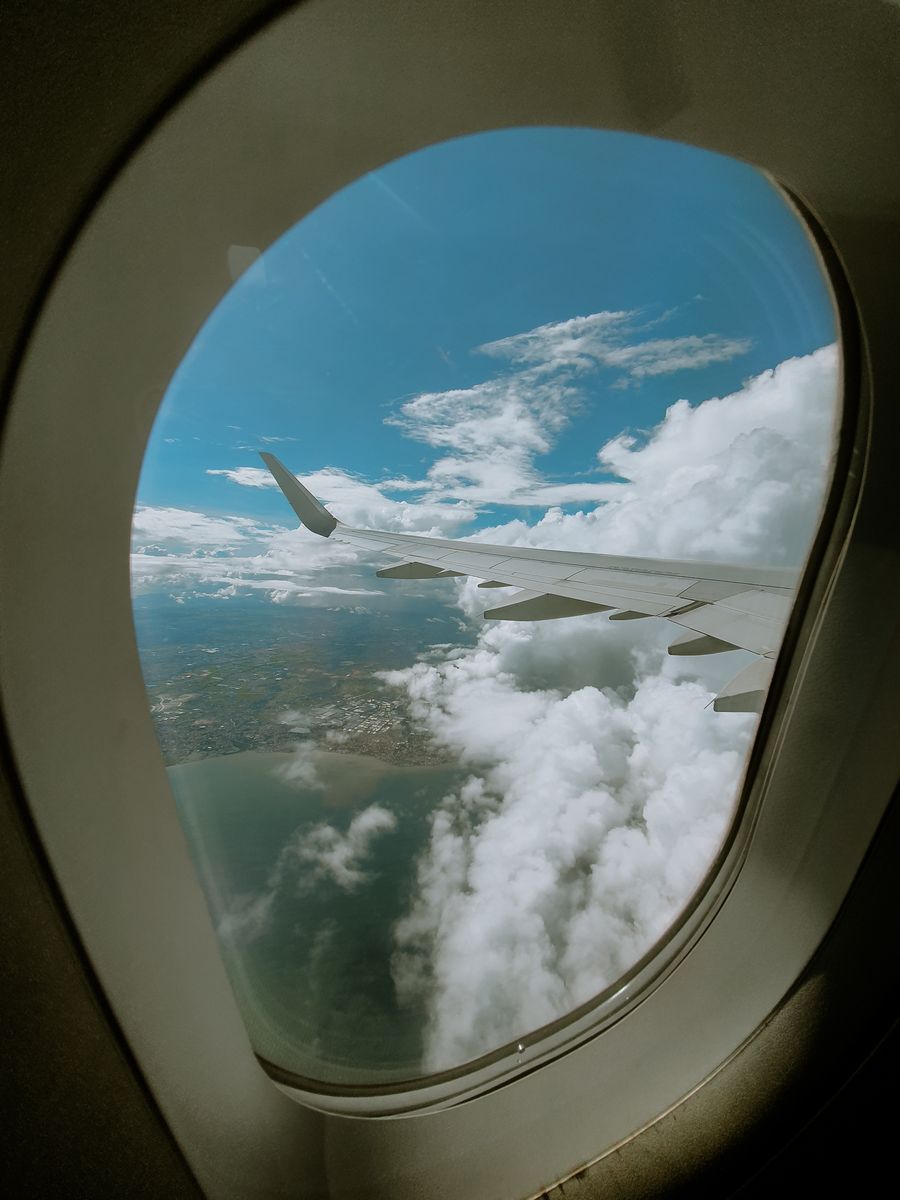 a view of the sky through an airplane window — Changelog: Bei Regen oder Sonne, die Verbindung hält — Wetter drosselt keine Daten.