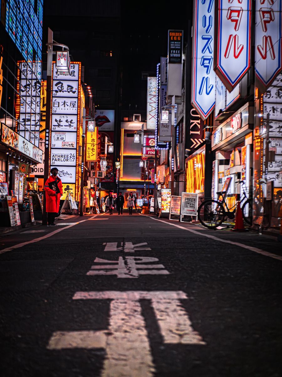 vibrant tokyo night street with neon signs — Support: Rooftop-Check-in: Bordkarten und Hotelschlüssel, alles auf dem Handy.