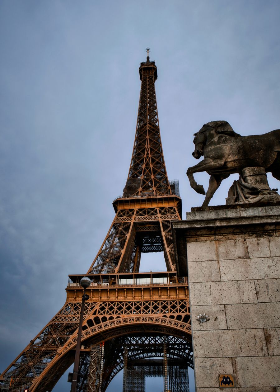 eiffel tower and statue in paris at dusk — 195 Ziele, eine eSIM — das Profil roamt über Partnernetze.