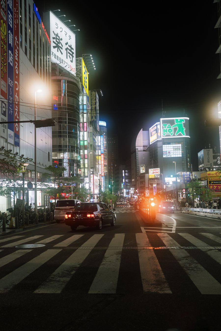 vibrant nightlife scene in shinjuku tokyo