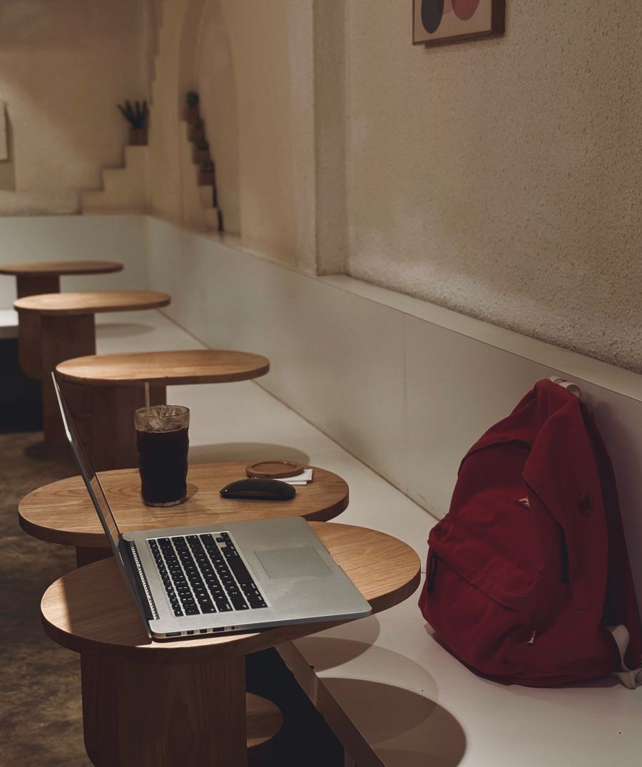 cozy cafe workspace with laptop and drink — Dächer von Austria: Videoanrufe nach Hause mit der Skyline dahinter.