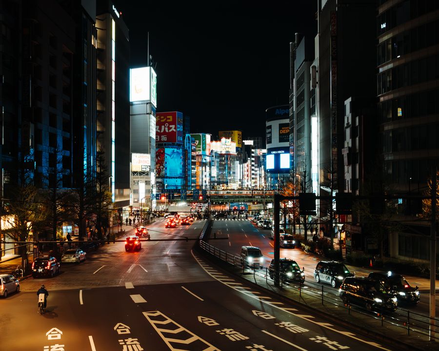 vibrant night scene of tokyo s neon lit streets — Café-Büro: Hotspot läuft, Videocall stabil, kein Hotel-WLAN-Roulette.