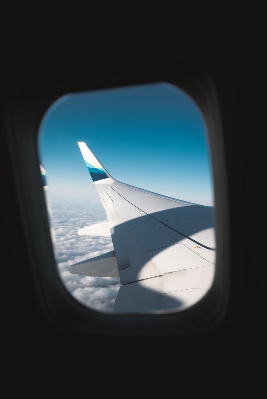 white airplane wing — Developers: Hafenblicke mit vollem Empfang: Abdeckung, wo Reisende wirklich hingehen.