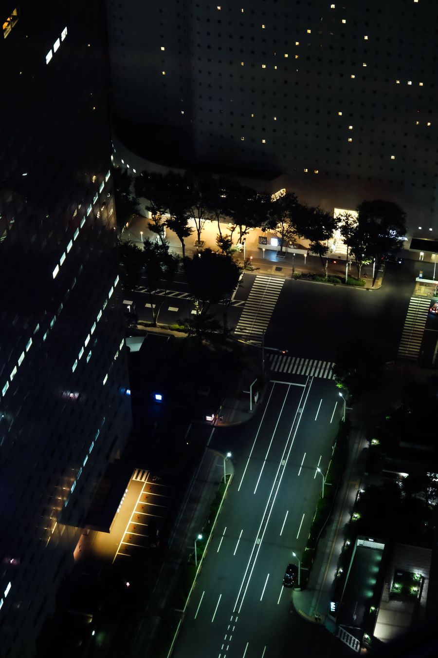 tokyo night aerial view of illuminated streets — Café-Büros in Austria: Hotspot stabil, kein Hotel-WLAN-Roulette.
