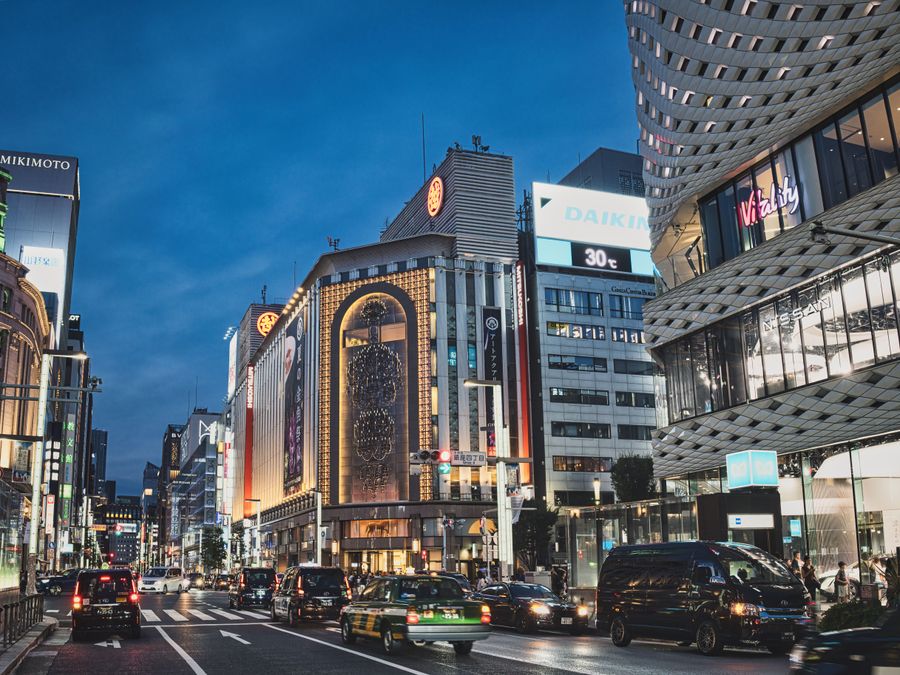 evening street view of ginza tokyo s shopping district — Support: Von Bahnsteig zu Bahnsteig: Tickets, Fahrpläne und Taxis in einer Hand.