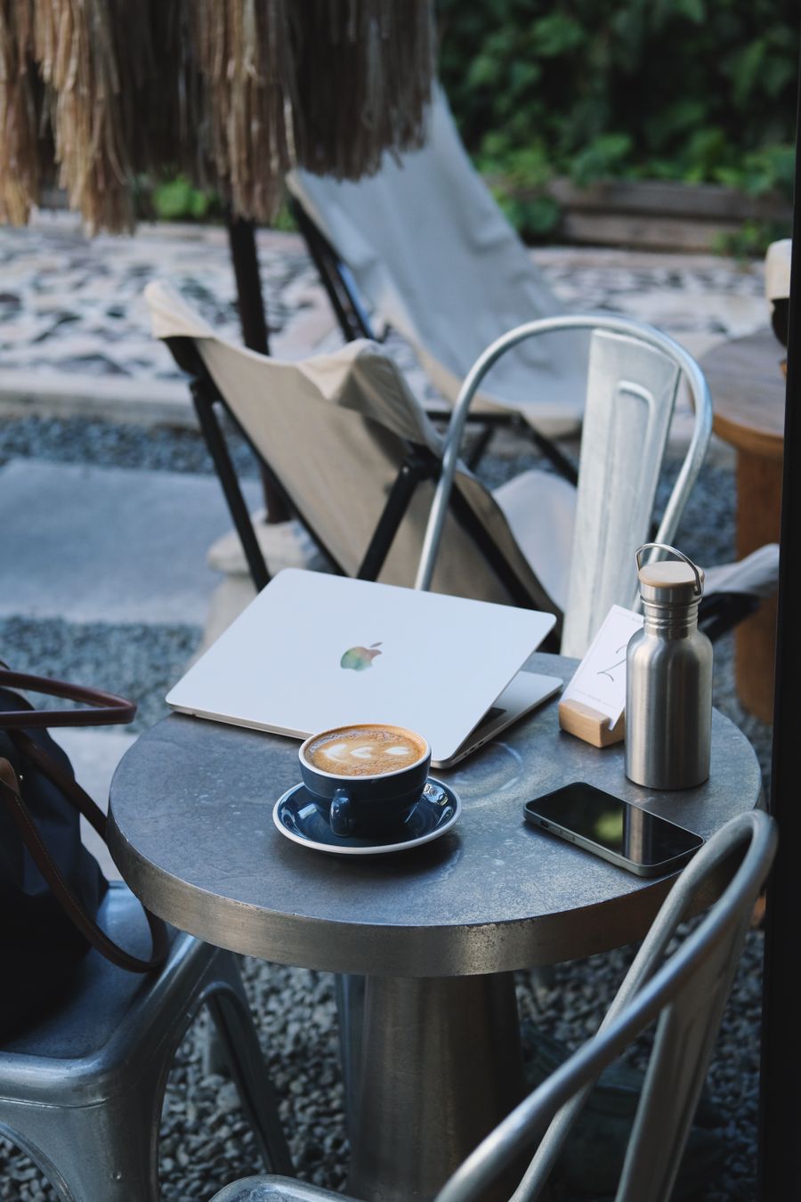 outdoor workspace with coffee and laptop — SMS-Zustellberichte bestätigen die Ankunft — kein Raten.