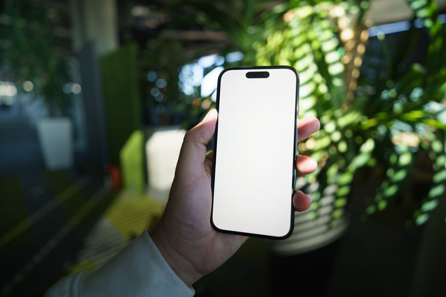 blank smartphone screen in modern office setting — Die vernetzte Reise: Karten, Nachrichten und Übersetzung, alles auf einer eSIM.