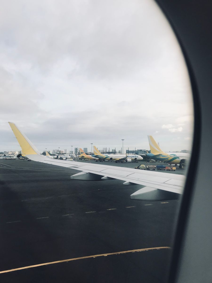 view of airplanes parked at manila airport — Sprachminuten zehren vom Datentarif — kein separates Anrufguthaben.