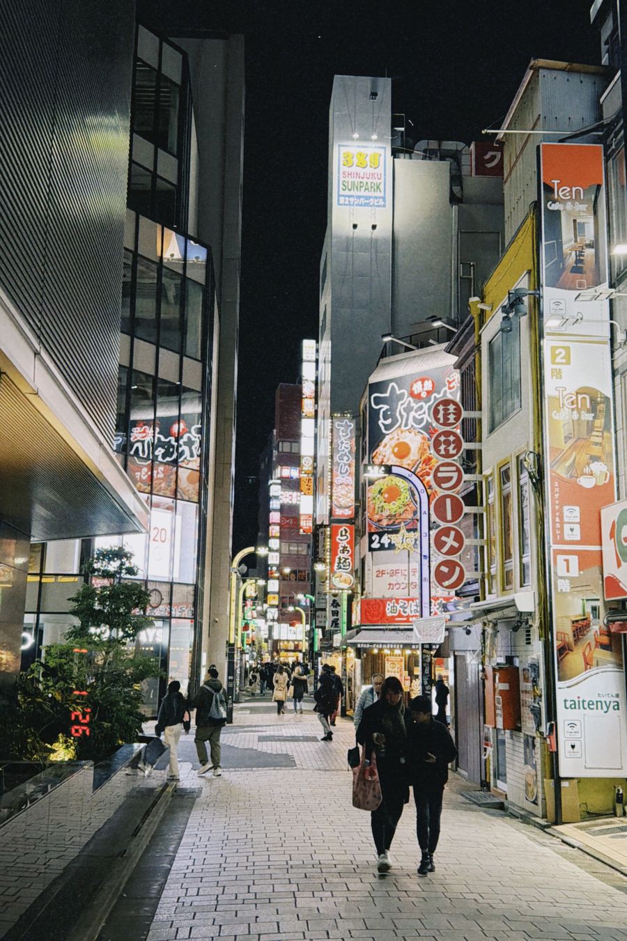 vibrant night street scene in shibuya tokyo — Changelog: Die letzte Nacht: Fotoalbum gesichert, Erinnerungen safe vor dem Abheben.
