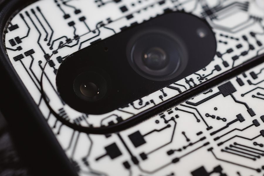 close up of electronic circuit design on device — Developers: Die vernetzte Reise: Karten, Nachrichten und Übersetzung, alles auf einer eSIM.