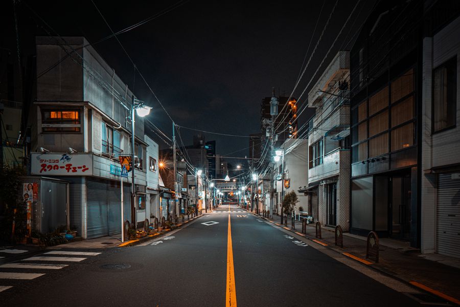 quiet night street scene in tokyo japan — Docs: In sechs Sprachen übersetzt von Menschen, die reisen.