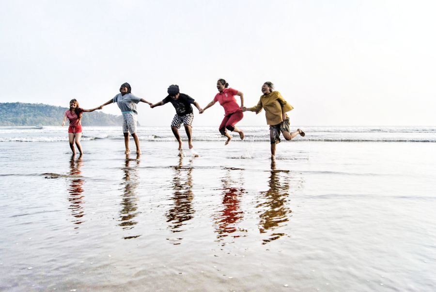 group of friends enjoying the beach in pangandaran — Abreisetag in Luxembourg: Late Checkout erbeten, Taxi auf den Flug getaktet.