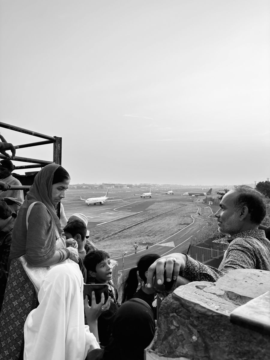 candid moment at mumbai airport viewing area — Küstenstraßen jenseits von Austria: Die Karte hält Schritt, wo immer Sie roamen.