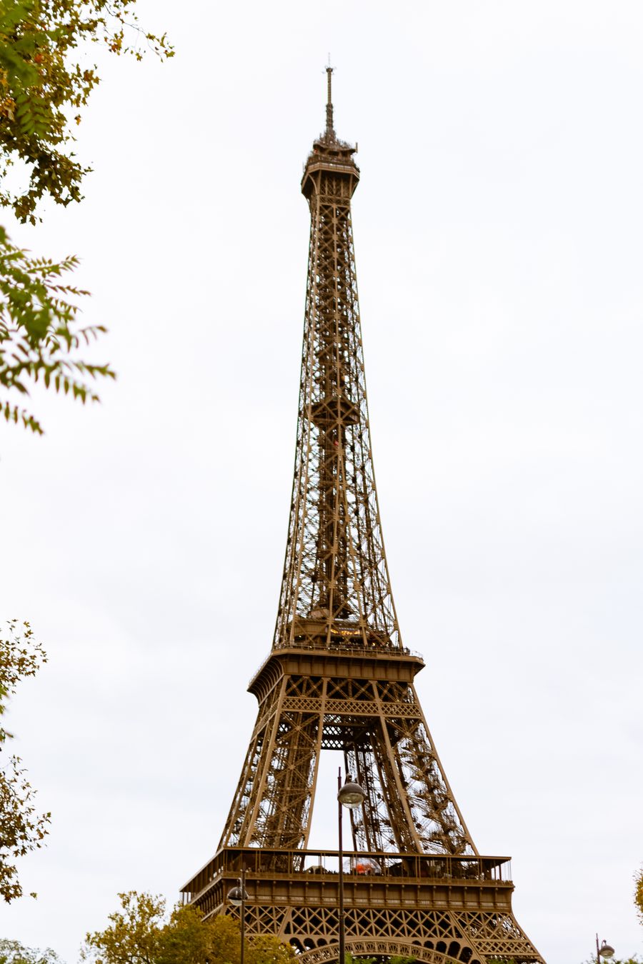 majestic view of the iconic eiffel tower in paris — Mitternacht am fremden Terminal? Die Antwort kommt in Sekunden, nicht in Tickets.