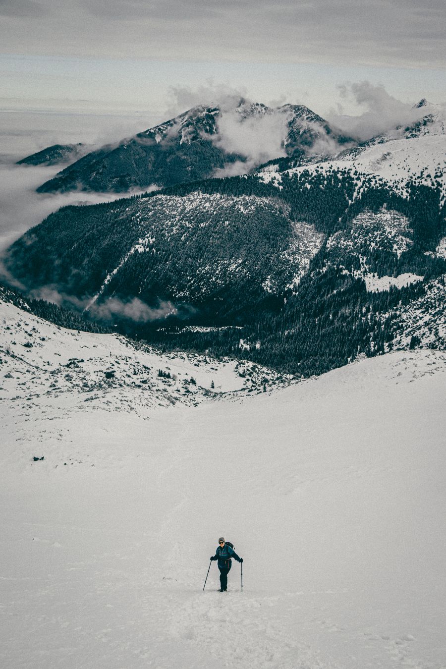 hiker trekking through snowy mountain landscape — Geschäftlich unterwegs? Eine lokale Nummer macht Sie erreichbar wie einen Einheimischen.