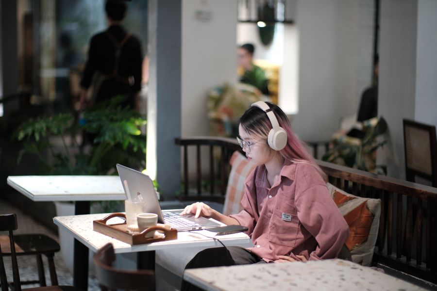 young woman studying in vietnamese cafe — Der Tele Agent ist die schnellste menschenähnliche Antwort der Seite.