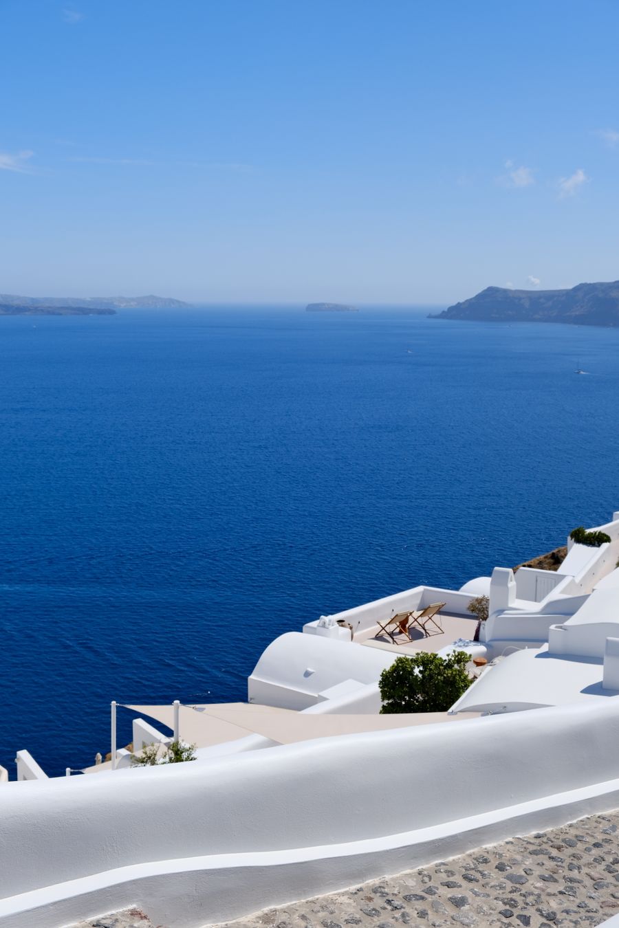 scenic view of santorini s white buildings overlooking aegean sea — Wandern über Austria: Der Trailhead-Pin gesetzt, mit der Gruppe geteilt.