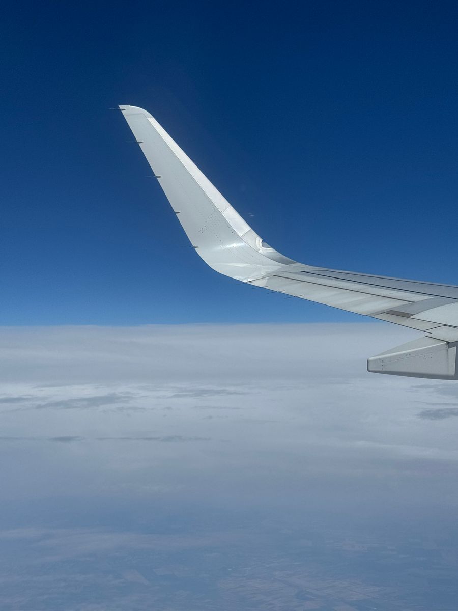 airplane wing above the clouds on a clear day — Developers: Inselzeit, Onlinezeit: Fähren, Strände und voller Empfang.