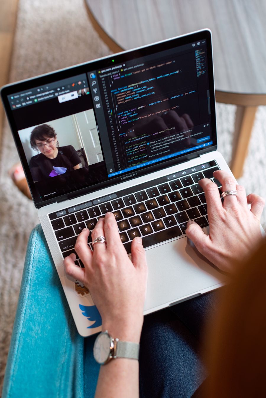 person using gray laptop — Der Nachtbus: Entertainment geladen, Nachrichten queued, entspannt ausruhen.