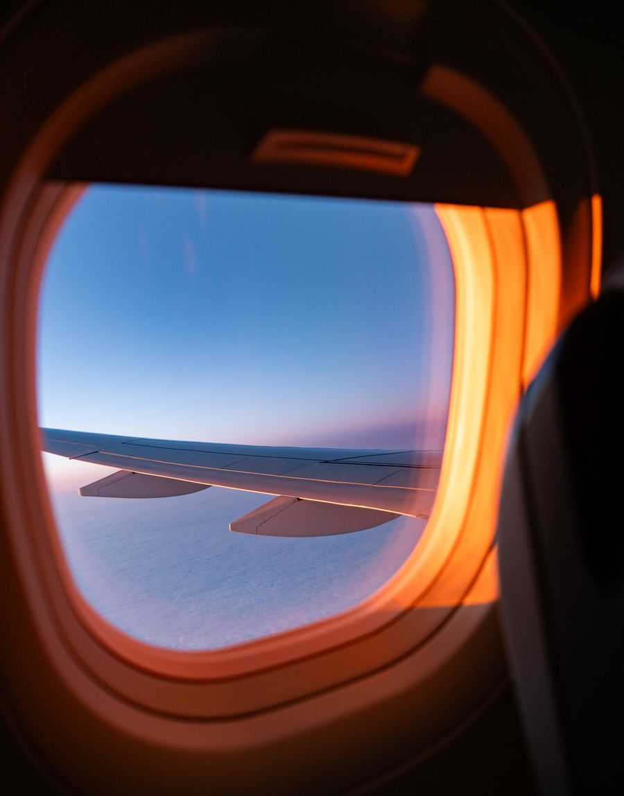 captivating view from airplane window at sunset — „Was passiert, wenn die Daten ausgehen?“ — 80-%-Alarm, Ein-Tipp-Top-up, kein Schock.