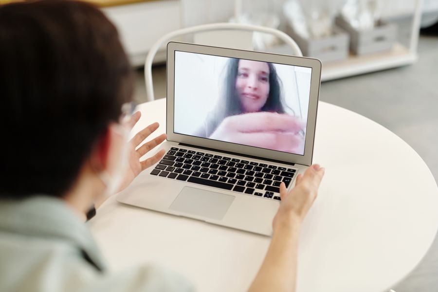 woman having a video call — Regen in Switzerland? Die Verbindung hält — Wetter drosselt keine Daten.