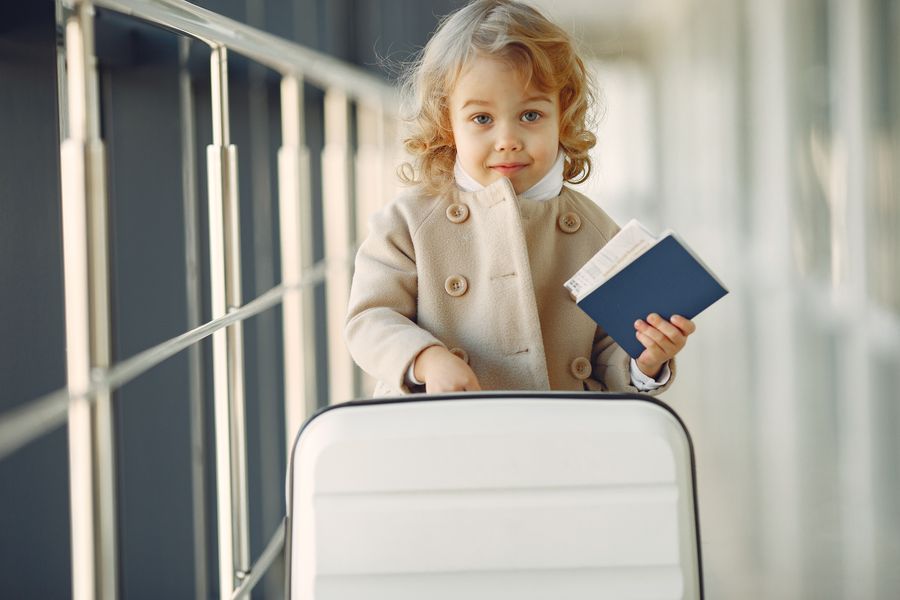 cute little girl with suitcase and passport — Developers: Altstadt, neue Tricks: Übersetzungs-Apps arbeiten in Echtzeit.