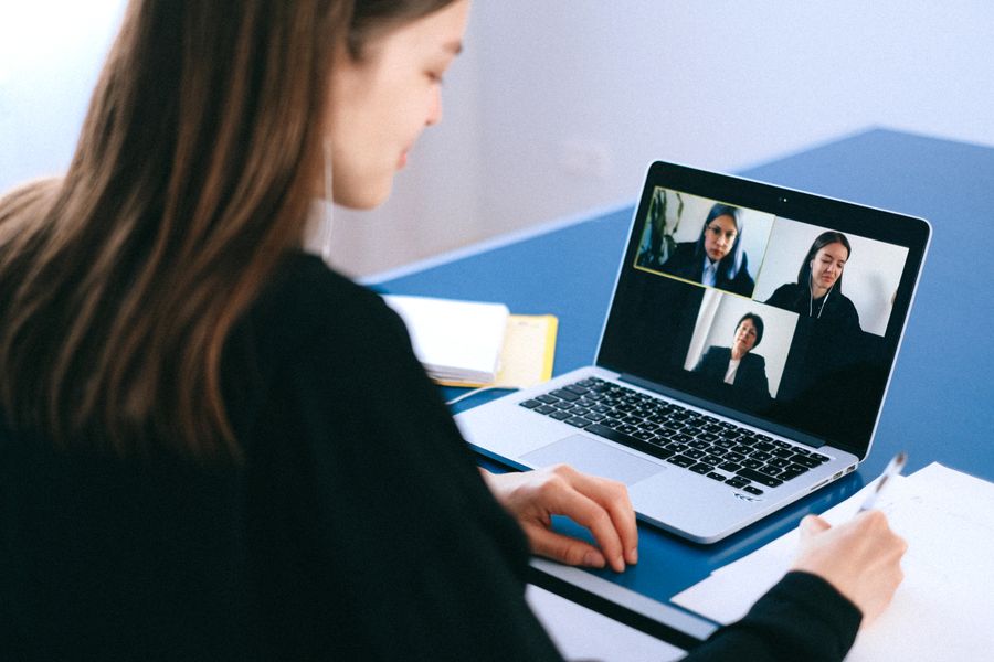 people on a video call — Altstadt, neue Tricks: Übersetzungs-Apps arbeiten in Echtzeit.